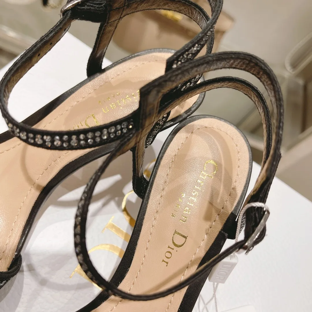 👟👟Ex-factory price 560👟👟 Original mold opening, 1:1 reproduction, using original Italian last, authenticity is as high as 99%, purchasing agent level, original order quality. The Dway heeled sandals reinterpret Dior's iconic piece for an elegant look. Crafted from cotton, it's embroidered with metallic threads and embellished with gold crystals, while the delicate band on the upper highlights the embroidered "CHRISTIAN DIOR" signature. The style is refined and enhanced with a 6.5cm heel, making it the ideal piece to pair with formal looks. ✅The upper is decorated with "CHRISTIAN DIOR" logo embroidery ✅Adjustable ankle straps with buckles ✅Heel height: 6.5cm. Made of imported leather ✅Outsole: original genuine leather outsole imported from Italy The sole is decorated with Christian Dior's lucky star symbol ✅Size: 35-40 ✅Packaging: full set of original counter packaging